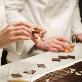 Degustação de chocolate dentro do laboratório desde 1974